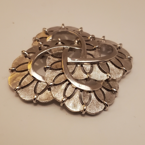 TRIFARI Double infinity symbols brooch pin, with textured and smooth finishes - Picture 6 of 16